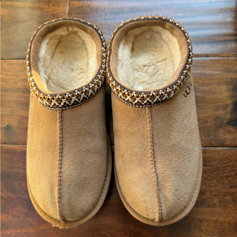 Girls size 3 youth UGG slippers. The color is chestnut.